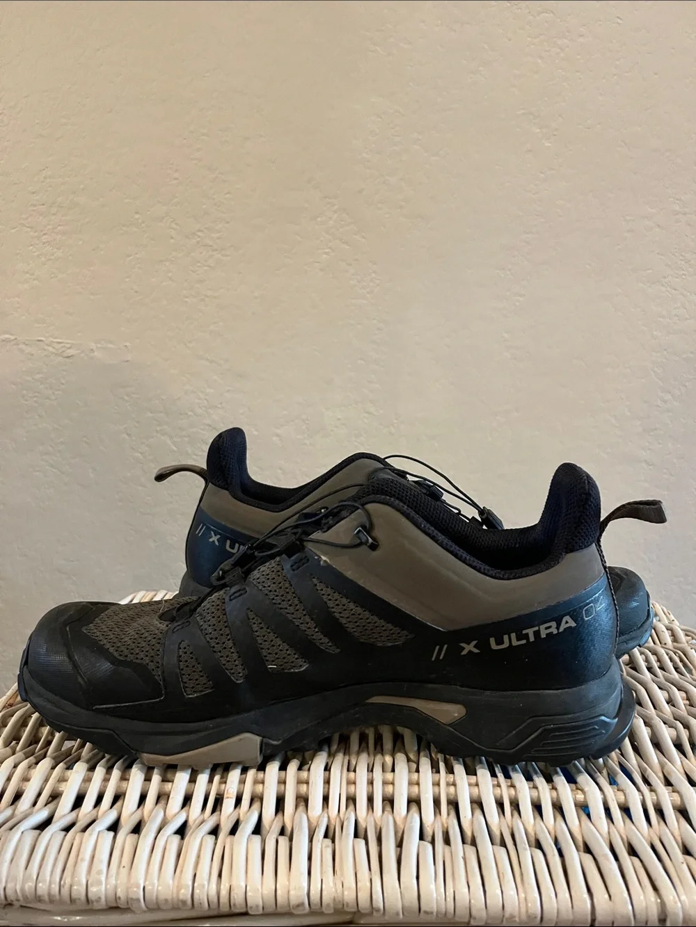 Salomon Men's Black and Gray Trail Running Shoes with Quick-Pull Lacing